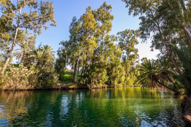  İsrail. Ürdün Nehri dünyadaki en ünlü nehirdir. Jordan, İsa 'nın vaftiz edildiği yerdir. Güzel ılık kış güneşli gün.