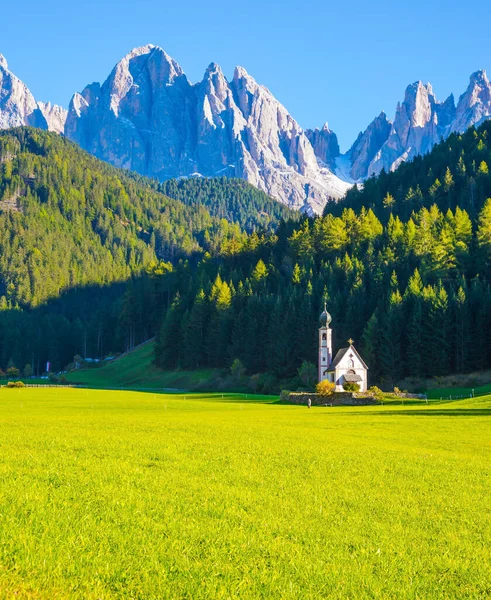 Majestätiska Dolomiter Tyrolen Italien Liten Vit Kyrka Med Klocka Bland — Stockfoto