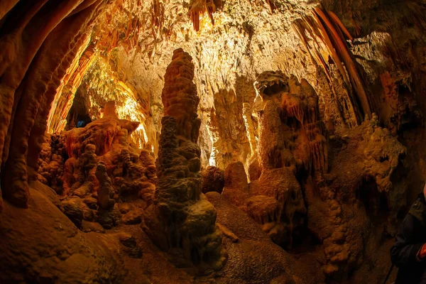 斯洛文尼亚巨大的地下洞穴系统 Postojna洞穴 用钟乳石和石笋点亮的地下石窟 斯洛文尼亚的Limestone高原 — 图库照片