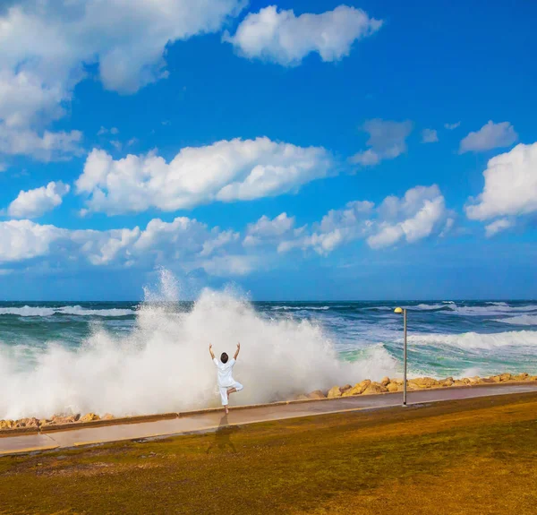 Winterstorm Middellandse Zee Hoge Schuimende Branding Tel Aviv Dijk Vrouw — Stockfoto