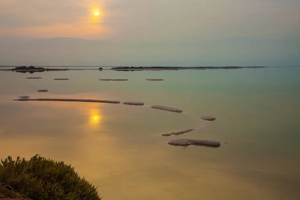 Döda Havet Avdunstat Salt Sticker Över Vatten Den Dimmiga Solen — Stockfoto