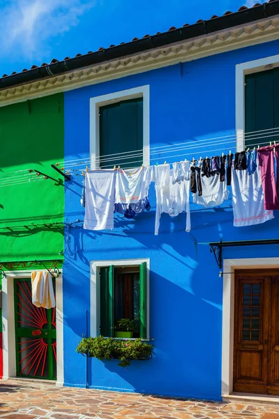 Färgglada Sängkläder Torkas Balkongerna Provinsen Veneto Burano Flerfärgade Ljusa Hus — Stockfoto
