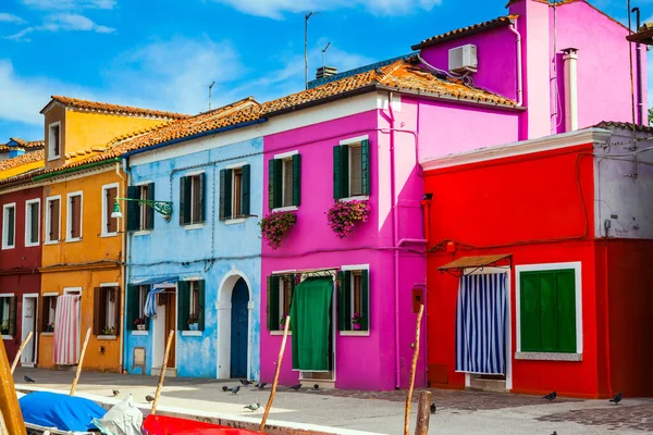 Île Burano Près Venise Bâtiments Lumineux Colorés Éclairés Par Soleil — Photo