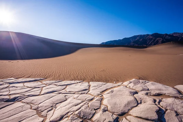 アメリカ カリフォルニア州 道160号線 非常に平らな砂丘 デスバレーの砂丘 魔法の砂漠の朝 砂は光の波の中にある アクティブ 極端な写真観光の概念 — ストック写真
