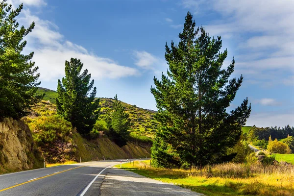 Estrada Para Cidade Cromwell Entre Campos Prados Céu Azul Nuvens — Fotografia de Stock