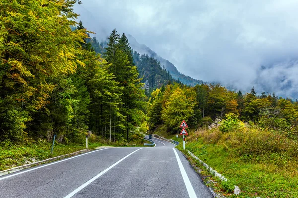 湖谷中的沥青公路 意大利的德尔普雷迪尔山湖是个不错的地方 秋天里阴冷 环境和摄影旅游的概念 — 图库照片