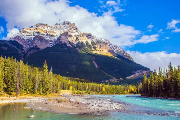 Jasper Parkı Kanada Dağ Nehir Muhteşem Manzaralar Oluşturur Athabasca Nehri — Stok fotoğraf