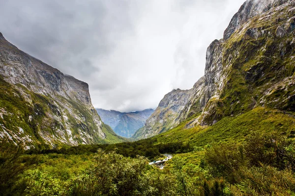 Falésias Frias Cobertas Musgo Majestosas Montanhas Íngremes Nas Nuvens Nevoeiros — Fotografia de Stock