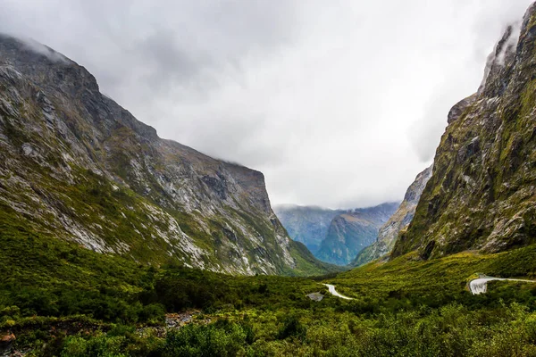 Isla Sur Nueva Zelanda Acantilados Fríos Cubiertos Musgo Majestuosas Laderas —  Fotos de Stock