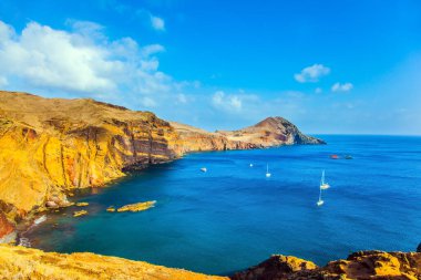 Madeira 'nın batı kıyısı. Kayaların arasındaki körfez, yatlar ve tekneler. Madeira Atlantik 'teki bir adadır. Kör edici gün ortası güneşi. Aktif, ekolojik ve fotoğraf turizmi kavramı