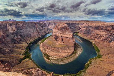 At nalı, Arizona 'nın simgesi. Colorado Nehri 'nin at nalı şeklinde kıvrımlı manzarası. Kırmızı kumtaşı toprağı ve zümrüt su büyük bir kontrast yaratır. Aktif ve fotoğraf turizmi kavramı