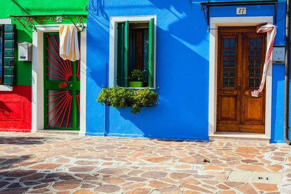 Fönstren Dekorerade Med Blommor Burano Flerfärgade Ljusa Hus Nära Venedig — Stockfoto