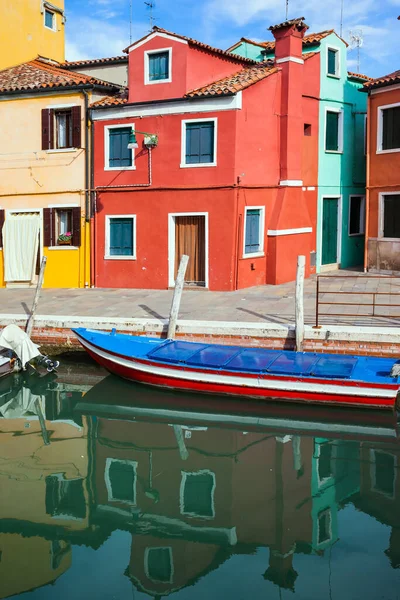 Ljusfärgade Hus Reflekteras Kanalvattnet Burano Nära Venedig Båtar Parkerade Längs — Stockfoto