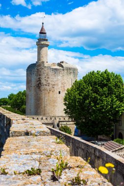 Constance 'ın tarihi kulesi. Ortaçağ liman şehri Aigues-Mortes. Antika duvarlar. Fransa 'nın Akdeniz kıyısında. Etkin, tarihi ve fotoğraf turizmi kavramı