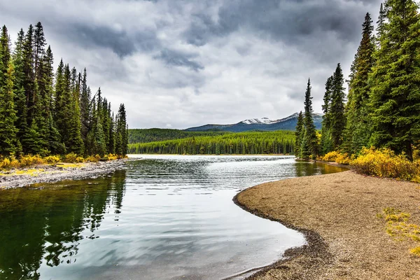 Koude Bewolkte Herfstdag Canadese Rockies Het Maligne Meer Besneeuwde Bergen — Stockfoto