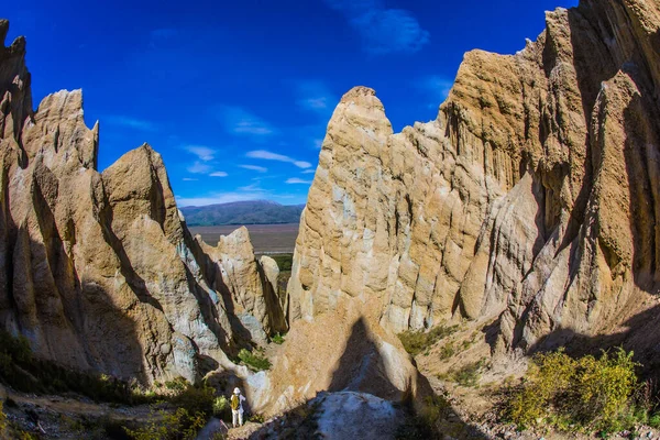 新西兰 风景如画的黏土在山上的最高峰上 黏土悬崖被狭窄的峡谷隔开 日落了异国情调 自然和摄影旅游的概念 — 图库照片