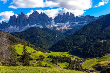 Güneşli bir sonbahar gününde Dolomitler. Avrupa, Val de Funes, güneşli bir gün. Dünyanın en güzel köyü Santa Maddalena 'da.  