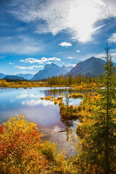 Lac Vermillon Parmi Feuillage Jaune Automnal Des Bouleaux Des Trembles — Photo