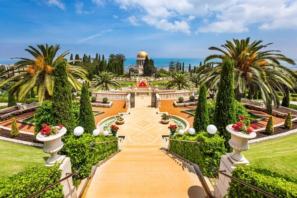 以色列 巴哈世界中心 海法卡梅尔山上宏伟的柱廊 带有镀金圆顶 大理石楼梯和花园梯田 到地中海的下降 晴朗的晴天 — 图库照片