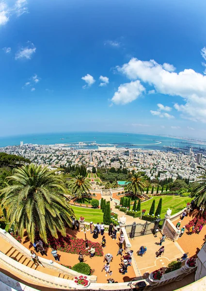 Haifa Israel May 2017 朝圣中心和受欢迎的旅游胜地 在卡梅尔山上的巴哈中心阳光明媚的日子在海上 五彩缤纷的花园 花坛和绿草 — 图库照片
