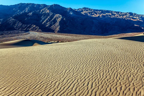 沙尘从沙漠中刮来 光在沙滩上的魔法游戏 Mesquite平面沙丘是加州死亡谷的一部分 Usa 生态和摄影旅游的概念 — 图库照片