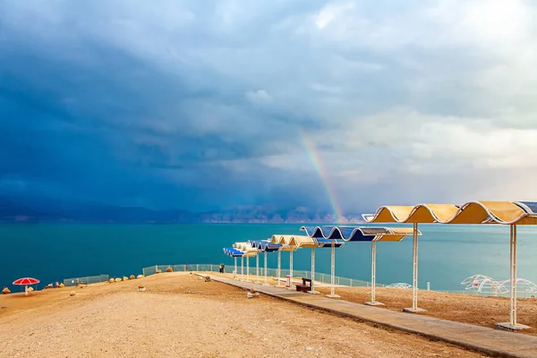 Israeli Coast Dead Sea Picturesque Beach Bright Sunshades Gloomy Sky — Stock Photo, Image