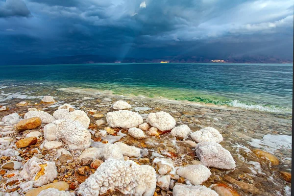 Buharlaşmış Tuzla Kaplı Rocky Plajı Kasvetli Gök Gürültülü Kara Bulutlu — Stok fotoğraf