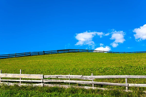 Green Grassy Pastures Fenced Neat Wooden Fences Dolomites Sunny Autumn — Stock Photo, Image