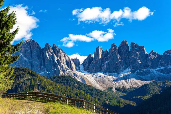 Dolomitas Dia Ensolarado Outono Europa Prados Verdes Val Funes — Fotografia de Stock