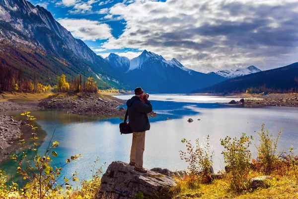 Turista Com Saco Fotográfico Fotografa Lago Montês Medicina Canadá Alberta — Fotografia de Stock