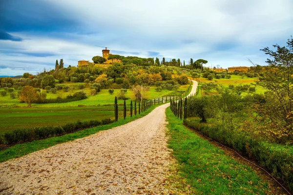 Accoglienti Pittoreschi Agriturismi Sulle Colline Toscane Tortuosa Strada Sterrata Sale — Foto Stock