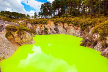 Yeşil suyla Şeytan Hamamı. Rotorua 'nın eşsiz jeotermal alanı. Volkanik Vadi Waimangu, Wai-O-Tapu. Yeni Zelanda, Kuzey Adası. Aşırı, egzotik ve fotoğraf turizmi konsepti