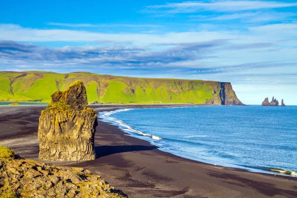 巨大的孤独的岩石 棕榈在黑色的火山沙滩上的Reinisfjara 去冰岛这个神奇的岛屿旅行 Dyrholaey角 极端和摄影旅游的概念 — 图库照片