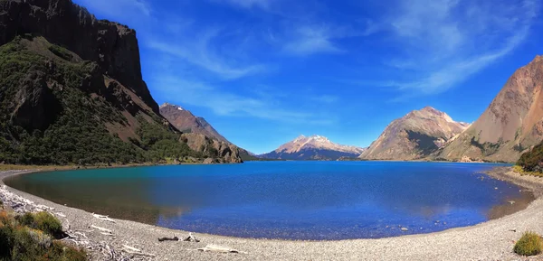 Lago y montañas — Foto de Stock