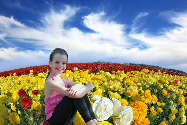 Девушка в поле для лютиков — стоковое фото