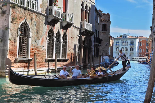 Happy tourists in gondola — Stock Photo, Image