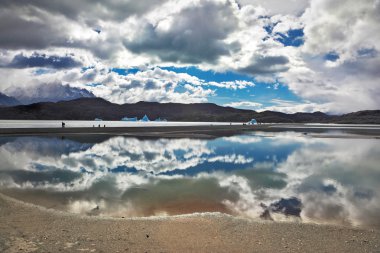 Gölü gri pürüzsüz soğuk su.