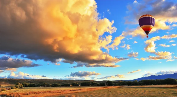 Dans le ciel volant ballon multicolore — Photo