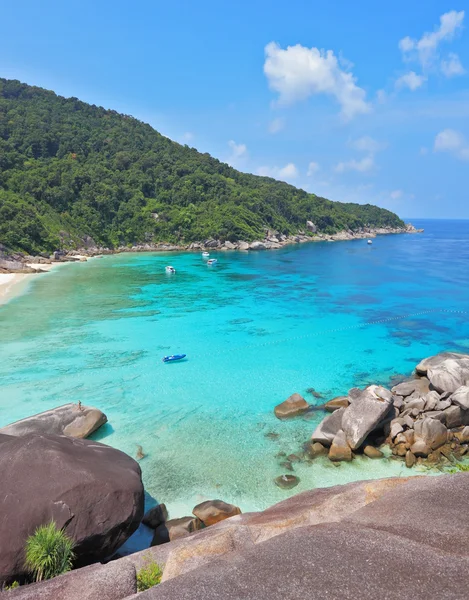 Laguna de agua azul y lisa — Foto de Stock