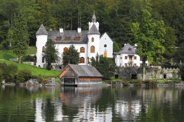 Abbazia sulla riva del lago Hallstatt — Foto Stock