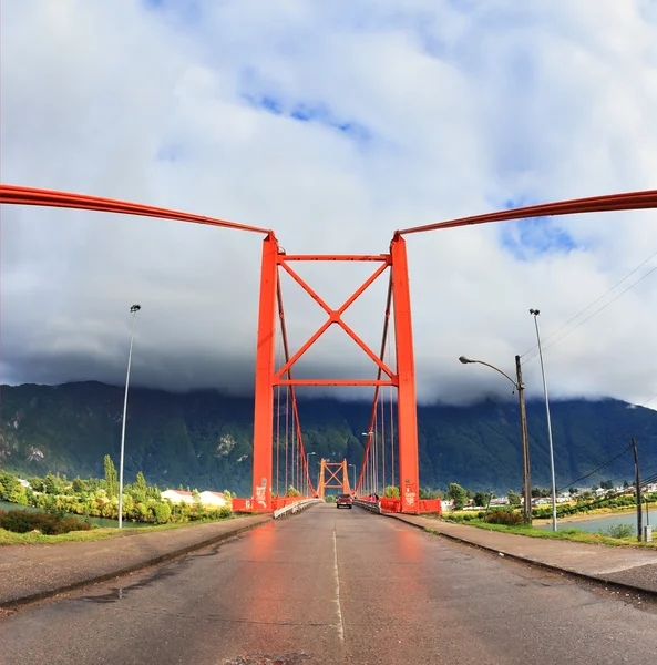 Puente rojo sobre el fiordo —  Fotos de Stock