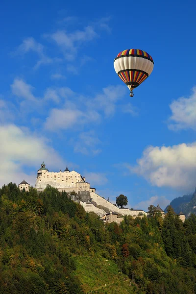 Obří balón nad hrad — Stock fotografie