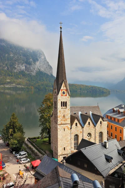 Колокольня и лютеранская церковь — стоковое фото