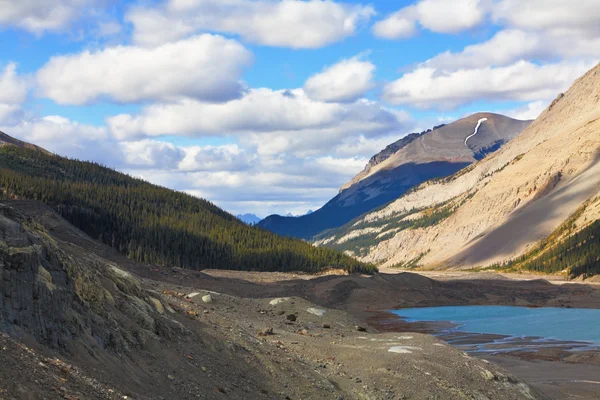 Begin van de herfst in de rocky mountains van canada. — Stockfoto