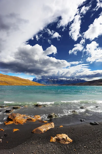 Viento tormentoso sopla las nubes sobre el lago — Foto de Stock