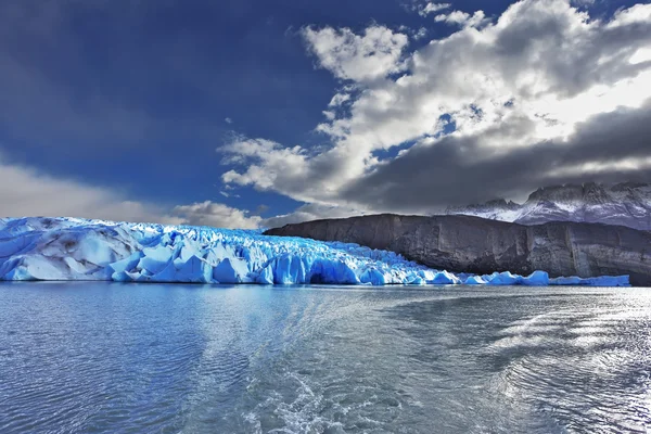 Grey glacier moves down — Stock Photo, Image