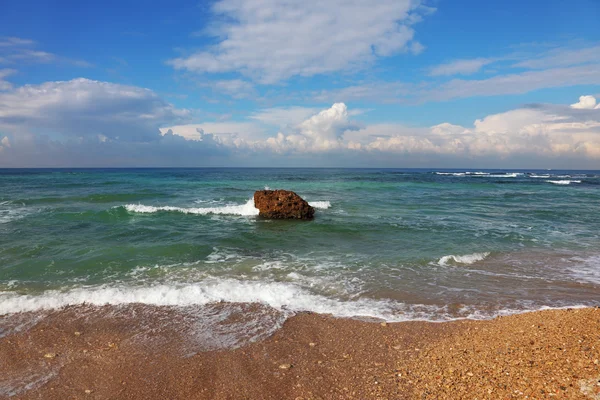 Surf dalgalar halinde büyük taş — Stok fotoğraf