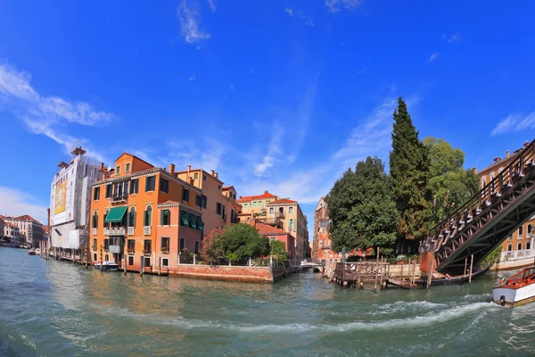 Graceful bridge spans the Grand Canal — Stock Photo, Image