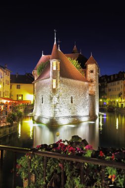 Kale güzel karanlık suya yansıyan