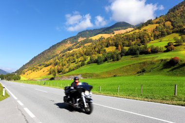 tepeler arasında motosikletçi rides